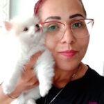 cliente segurando um spitz alemão miniatura (lulu da pomerânia) com uma lindapedra de jade pendurada no pescoço